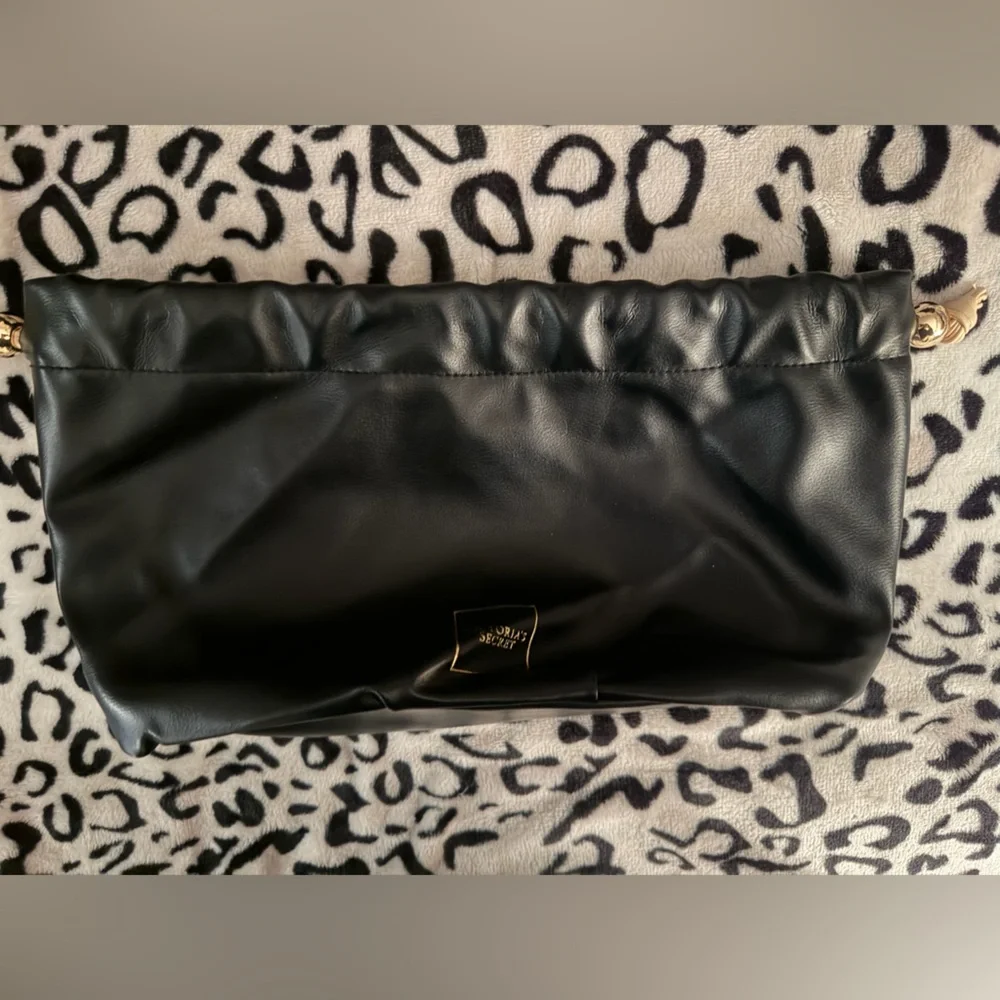 (2) Victoria's Secret travel make up bags - NWT 🖤💛